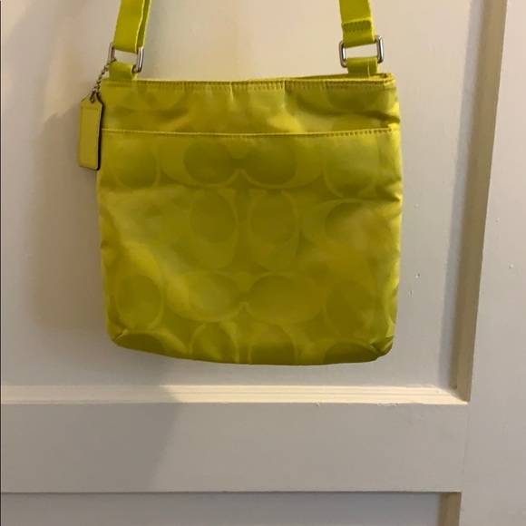 A coach purse - Picture 3 of 4